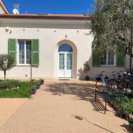 Villino Micol Camere A Due Passi Dal Mare Марина-ди-Каррара Экстерьер фото